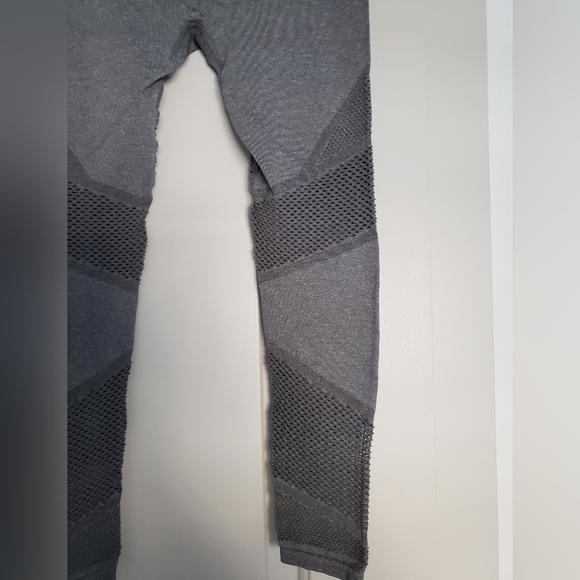 Fabletics Mosaic high waisted 7/8 leggings in grey size XS - Picture 10 of 16